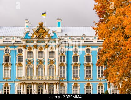 Catherine Palace Grand barocco rococò facciata con alberi d'autunno, Tsarars Village, Tsarskoe Selo, Pushkin, Federazione russa Foto Stock