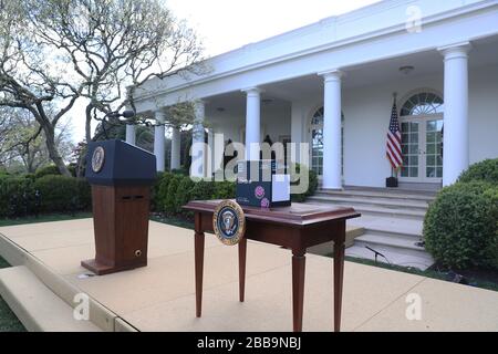 Washington, DC, USA. 30th Mar, 2020. Una scatola per il kit di test COVID-19 Abbott SU un tavolo prima dell'inizio di un briefing stampa della Coronavirus Task Force sulla pandemia di coronavirus e COVID-19, nel Rose Garden presso la Casa Bianca, a Washington, DC, USA, 30 marzo 2020.credito: Michael Reynolds/Pool via CNP | utilizzo credito mondiale: dpa/Alamy Live News Foto Stock