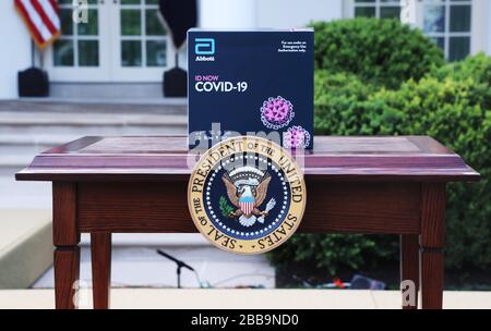 Washington, DC, USA. 30th Mar, 2020. Una scatola per il kit di test COVID-19 Abbott SU un tavolo prima dell'inizio di un briefing stampa della Coronavirus Task Force sulla pandemia di coronavirus e COVID-19, nel Rose Garden presso la Casa Bianca, a Washington, DC, USA, 30 marzo 2020.credito: Michael Reynolds/Pool via CNP | utilizzo credito mondiale: dpa/Alamy Live News Foto Stock