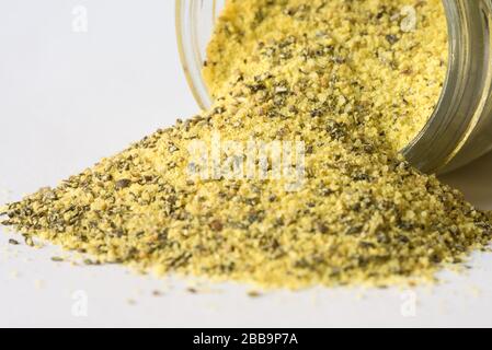 Pepe al limone versato da un vasetto di spezie Foto Stock