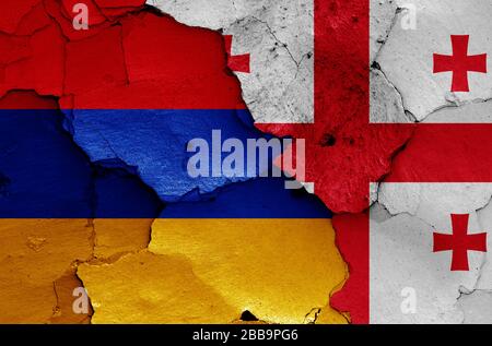 Bandiere di Armenia e Georgia dipinte su pareti incrinate Foto Stock