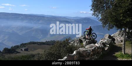 Peso da Régua, Portogallo. 7th Mar, 2020. Miradouro SÃ£o Leonardo de Galafura tra Régua e PinhÃ£o, Portogallo, offre una vista mozzafiato sulla campagna nella Valle del fiume Douro, compresi i vigneti. 7 marzo 2020 è un popolare punto di sosta e punto di osservazione per i ciclisti di montagna. Credit: Mark Hertzberg/ZUMA Wire/Alamy Live News Foto Stock