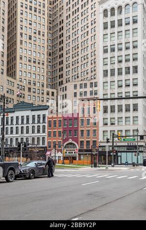 Detroit, Michigan, Stati Uniti. 30th Mar, 2020. Un poliziotto è una delle poche persone nelle strade del centro di Detroit. Le strade sono quasi deserte il lunedì mattina a causa della crisi del coronavirus. Credito: Jim West/Alamy Live News Foto Stock