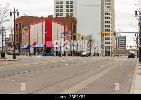 Detroit, Michigan, Stati Uniti. 30th Mar, 2020. Il centro di Detroit è quasi abbandonato il lunedì mattina a causa della crisi del coronavirus. Credito: Jim West/Alamy Live News Foto Stock
