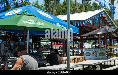 CASSELBERRY, FLORIDA - 28 APRILE 2018: Persone che si divertano con il cibo e le bevande dello Springfest ospitato dalla German American Society. Foto Stock