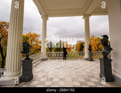 Asian woman tourist, Cameron Gallery, Catherine Park, Tsars Village, Tsarskoe Selo, Pushkin, Federazione russa Foto Stock