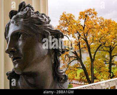 Classica scultura a testa femmina, Cameron Gallery, Catherine Park, Tsars Village, Pushkin, Federazione russa Foto Stock