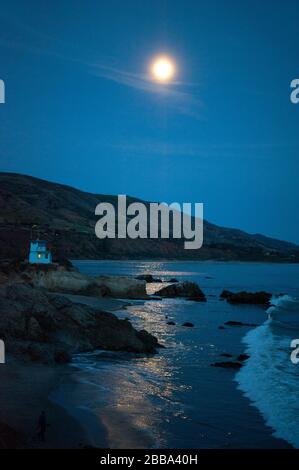 Luna piena che sorge sull'Oceano Pacifico lungo la costa del sud di Claifornia vicino a Malibu. Foto Stock