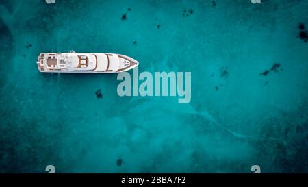 Super yacht ad ancora alle Bahamas Foto Stock