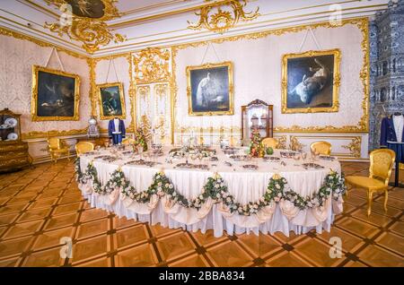 Un sontuoso tavolo all'interno del Palazzo reale di Caterina a Pushkin, vicino alla Russia di San Pietroburgo. Foto Stock