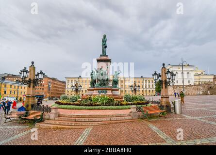 I turisti visitano la statua di Alessandro II nel centro di Piazza del Senato a Helsinki Finlandia. Foto Stock