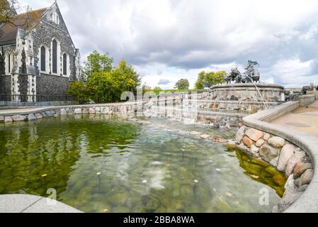 La fontana di Gefion presenta un gruppo di buoi su larga scala guidato dalla dea norrena Gefjon nel Parco Langelinie, Copenhagen, Danimarca. Foto Stock