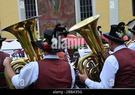 La tradizionale musica folk tedesca è dominata da strumenti in ottone come tromba, tuba e trombone. Foto Stock