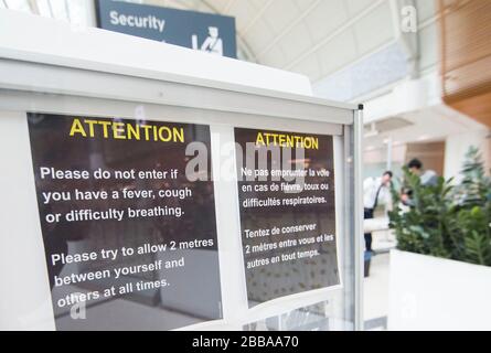 Toronto, Canada. 30th Mar, 2020. Un avviso di nuove restrizioni per i passeggeri è visibile al Terminal 3 dell'Aeroporto Internazionale Pearson di Toronto, Canada, il 30 marzo 2020. Alle 14:00, ora orientale del Canada, lunedì, sono stati registrati 7.288 casi confermati di COVID-19 e 70 decessi in Canada. Credit: Zou Zheng/Xinhua/Alamy Live News Foto Stock