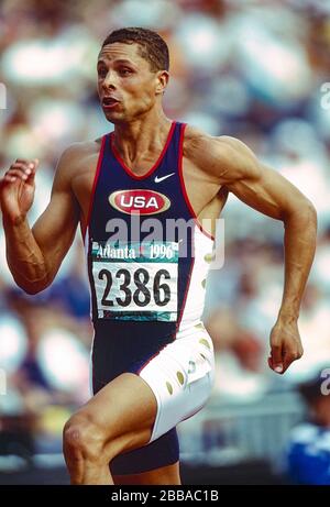 DaN o'Brien (USA) si è garante del decathlon ai Giochi Olimpici estivi del 1996 Foto Stock