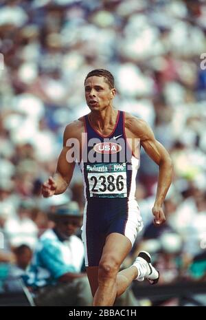 DaN o'Brien (USA) si è garante del decathlon ai Giochi Olimpici estivi del 1996 Foto Stock