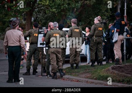TORONTO, CANADA - 10 09 2018: Attori che indossano l'uniforme FBI sulla via Austin Terace durante le riprese della serie televisiva epsode Foto Stock