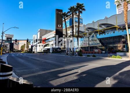 La Las Vegas è chiusa a causa di Coronavirus, la Strip è abbastanza vuota. Non c'è gente per le strade e tutto è chiuso. Foto Stock