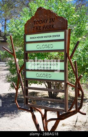 Segno artistico, rustico metallo saluta i turisti con informazioni e guida al Agua Caliente Park a Tucson, Arizona, Stati Uniti Foto Stock