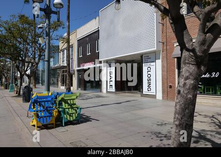 Santa Monica, CA/USA - 21 marzo 2020: I grandi magazzini chiusi sulla Third Street Promenade durante la quarantena del coronavirus Foto Stock