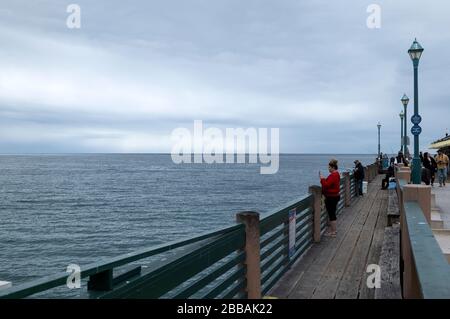 Redondo Beach, CA/USA - 27 marzo 2020: Un numero scarso di persone si gode il molo di Redondo Beach durante la paura del coronavirus Foto Stock