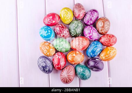 Varietà di colorate uova di pasqua graffiate a mano su tavola di legno Foto Stock