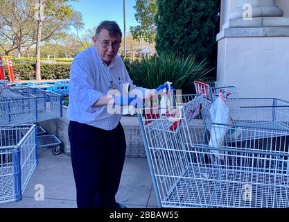 Santa Barbara, California, Stati Uniti. 27th Mar, 2020. Un dipendente elimina i carrelli della spesa a Costco a Goleta durante la pandemia di Covid-19. Credito: Amy Katz/ZUMA Wire/Alamy Live News Foto Stock