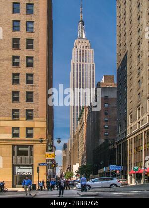 Empire state Building da Park Avenue e 33rd Street, New York, NY Foto Stock