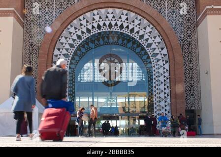 La stazione ferroviaria di Marrakech è una stazione ferroviaria di Marrakech, Marocco. Da Marrakech c'è un collegamento diretto con Casablanca e Fes. Foto Stock