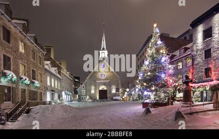 Scena notturna di Place Royale e Notre-Dame-des-Victoires Chiesa durante il periodo di Natale, Città bassa, Città Vecchia di Quebec, Quebec, Canada Foto Stock