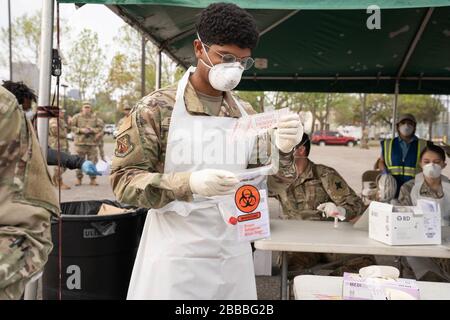 I soldati della Guardia Nazionale della Louisiana e gli Airmen testano i soccorritori per le infezioni da COVID-19 al Louis Armstrong Park di New Orleans, Louisiana, 20 marzo 2020. Il sito di test è uno dei tre siti che attraversano le parrocchie di New Orleans e Jefferson e sarà presto aperto al pubblico. (STATI UNITI Foto della Guardia Nazionale dell'Esercito del personale Sgt. Josiah Pugh) Foto Stock