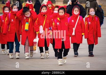 Pechino, Cina - 17 gennaio 2020: Un gruppo non identificato di studenti cinesi esegue una serie di danza di fronte alla Memorial Hall del Presidente Mao Foto Stock