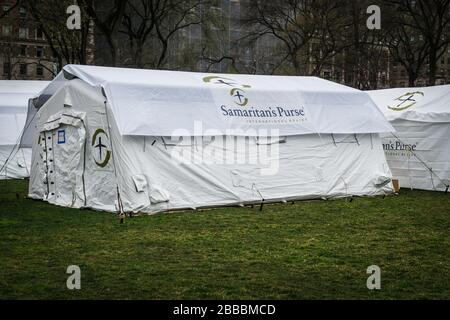 New York City, Stati Uniti. 30th Mar, 2020. Purse di Samaritan un'organizzazione evangelica cristiana di soccorso umanitario ha installato un'unità di assistenza respiratoria dell'ospedale improvvisata nel Central Park per i pazienti di Covid-19. (Foto di Steve Sanchez/Pacific Press) Credit: Pacific Press Agency/Alamy Live News Foto Stock