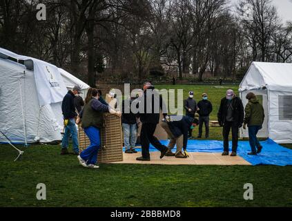 New York City, Stati Uniti. 30th Mar, 2020. Purse di Samaritan un'organizzazione evangelica cristiana di soccorso umanitario ha installato un'unità di assistenza respiratoria dell'ospedale improvvisata nel Central Park per i pazienti di Covid-19. (Foto di Steve Sanchez/Pacific Press) Credit: Pacific Press Agency/Alamy Live News Foto Stock