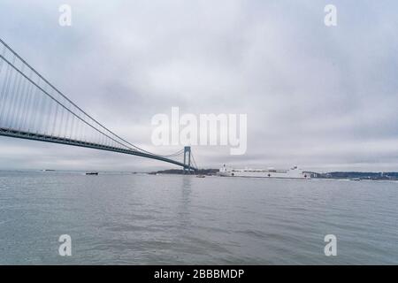 New York, Stati Uniti. 30th Mar, 2020. USNS nave Comfort Navy con 1000 posti letto per soccorere gli ospedali di New York su passaggi pandemici COVID-19 sotto il ponte Verrazzano-Narrows sulla sua strada nel porto di New York (Photo by Lev Radin/Pacific Press) Credit: Pacific Press Agency/Alamy Live News Foto Stock