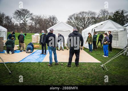 New York City, Stati Uniti. 30th Mar, 2020. Purse di Samaritan un'organizzazione evangelica cristiana di soccorso umanitario ha installato un'unità di assistenza respiratoria dell'ospedale improvvisata nel Central Park per i pazienti di Covid-19. (Foto di Steve Sanchez/Pacific Press) Credit: Pacific Press Agency/Alamy Live News Foto Stock