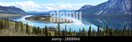 Isola di Bove sul Lago di Tagish, come visto dalla Klondike Highway, Yukon Territory, Canada Foto Stock