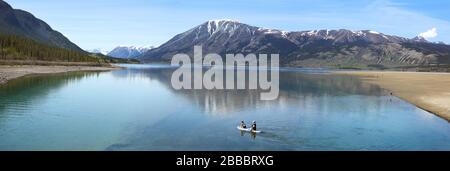 Due giovani donne pagaiate su un ibrido kayak attraverso il lago Bennett a Carcross, Yukon Territory, Canada Foto Stock