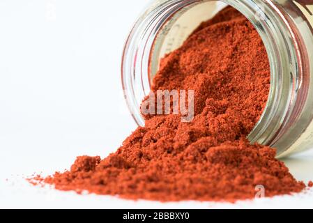 Paprika versato da un vasetto di spezie Foto Stock