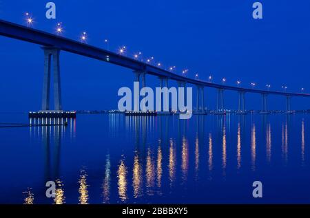 Notte al Coronado Bay Bridge, San Diego, California. Foto Stock