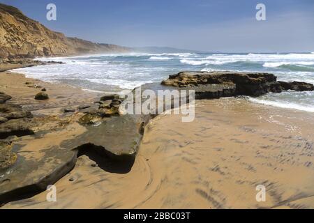 Arenaria erosa scogliere rocciose drammatico Torrey Pines Beach dettaglio Paesaggio. La Jolla Shores Horizon distante, San Diego California costa degli Stati Uniti Foto Stock