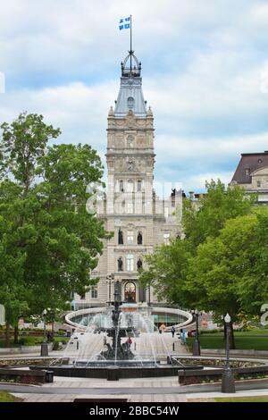 Fountaine de Tourny (Tourny Fountain) dietro il quale si trova la torre dell'orologio del Parlamento di Quebec City, Quebec City, Quebec, Canada Foto Stock