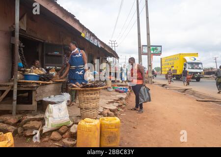 Ikpoba Hill Market a Benin City, Edo state, Nigeria, Africa occidentale. Foto Stock