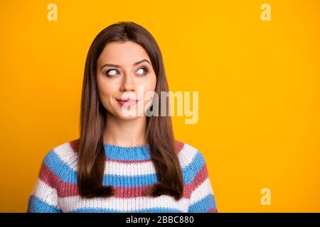 Closeup foto di attraente bella signora si è chiesto lato dello spazio vuoto letto interessante banner pubblicitario indossare casual maglione a strisce isolato Foto Stock