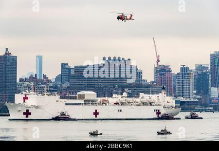 (200331) -- PECHINO, 31 marzo 2020 (Xinhua) -- la U.S. Navy Ship (USNS) Comfort naviga verso il Molo 90 a New York, Stati Uniti, il 30 marzo 2020. La U.S. Navy Ship (USNS) Comfort è arrivata a New York il lunedì, portando 1.000 letti ospedalieri per aiutare ad alleviare il sistema ospedaliero della città in mezzo alla pandemia di COVID-19. (Jie Fischer/NAPA/Handout via Xinhua) Foto Stock
