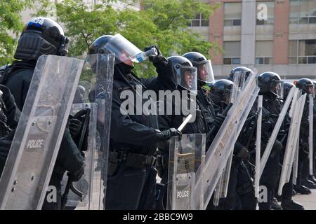 Rionot Police prendendosi una pausa alla stazione di polizia di Toronto (52 Divisione) il 25 giugno 2010, a Toronto, Canada. Foto Stock