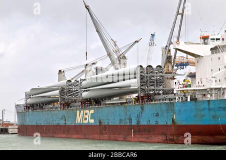 Pale di Propeller della turbina eolica gigante che si preparano per scaricare dal freighter, Port Aransas, Texas, Foto Stock