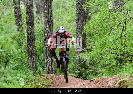 Mountain bikers sul corso Double D durante il 2019 Mt. Evento Tzoulhalem Enduro sul Monte Tzouhalem a Duncan, British Columbia. Foto Stock