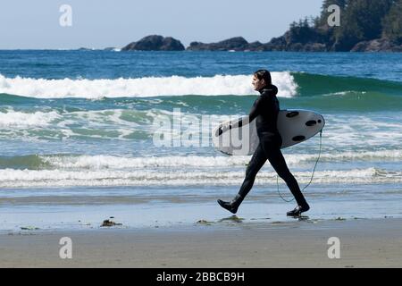 Il primo Ministro Justin Trudeau cammina lungo Chesterman Beach vicino a Tofino, British Columbia. Foto Stock