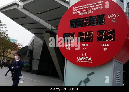 Tokyo, Giappone. 31st Mar, 2020. Un conto alla rovescia mostra i nuovi giorni rimanenti fino all'inizio dei Giochi Olimpici e Paralimpici di Tokyo 2020, in programma per il luglio 2021. A causa degli effetti a livello mondiale della pandemia di coronavirus, le Olimpiadi di Tokyo 2020 sono state trasferite al prossimo anno. Credito: AFLO/Alamy Live News Foto Stock